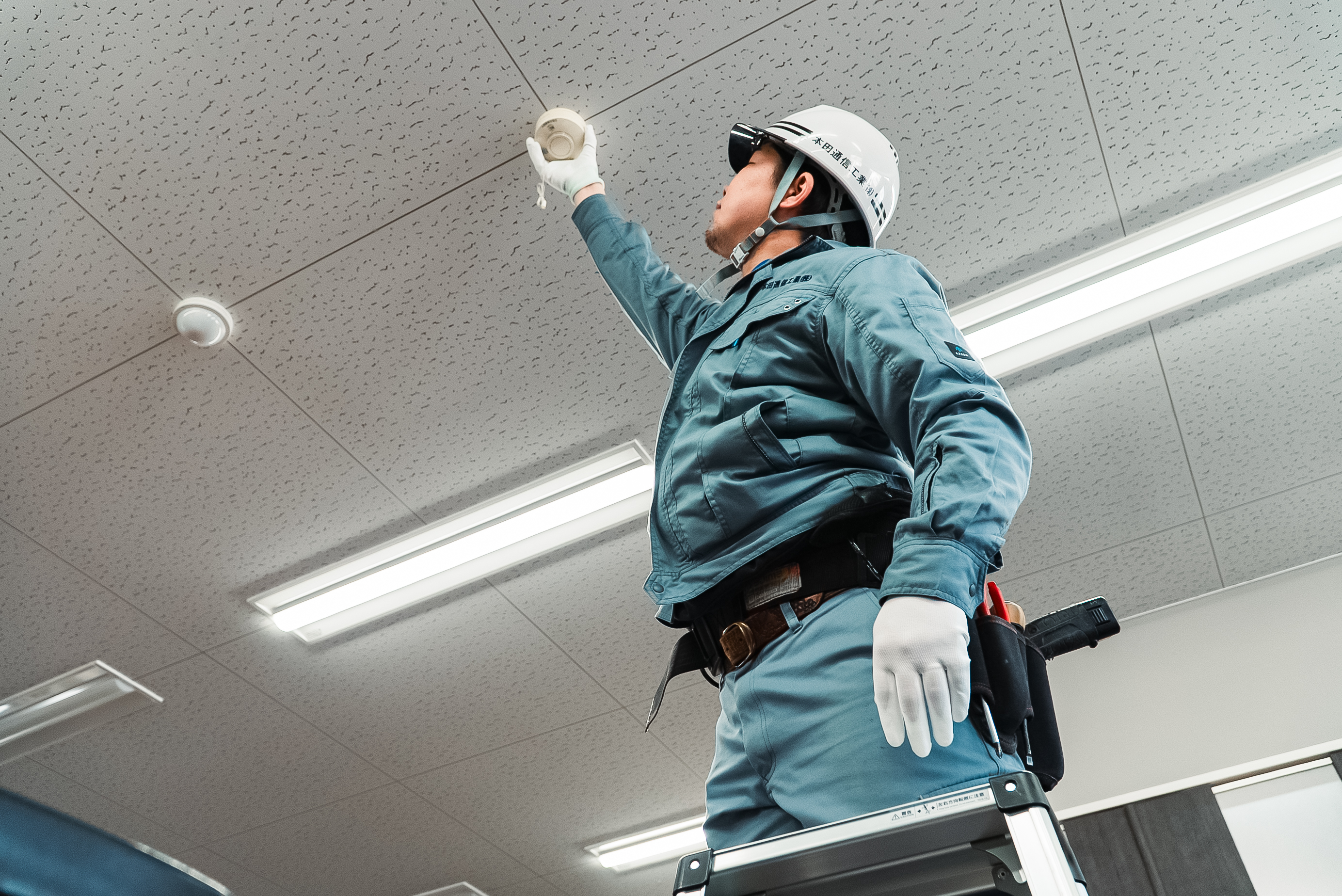 天井感知器の設置作業
