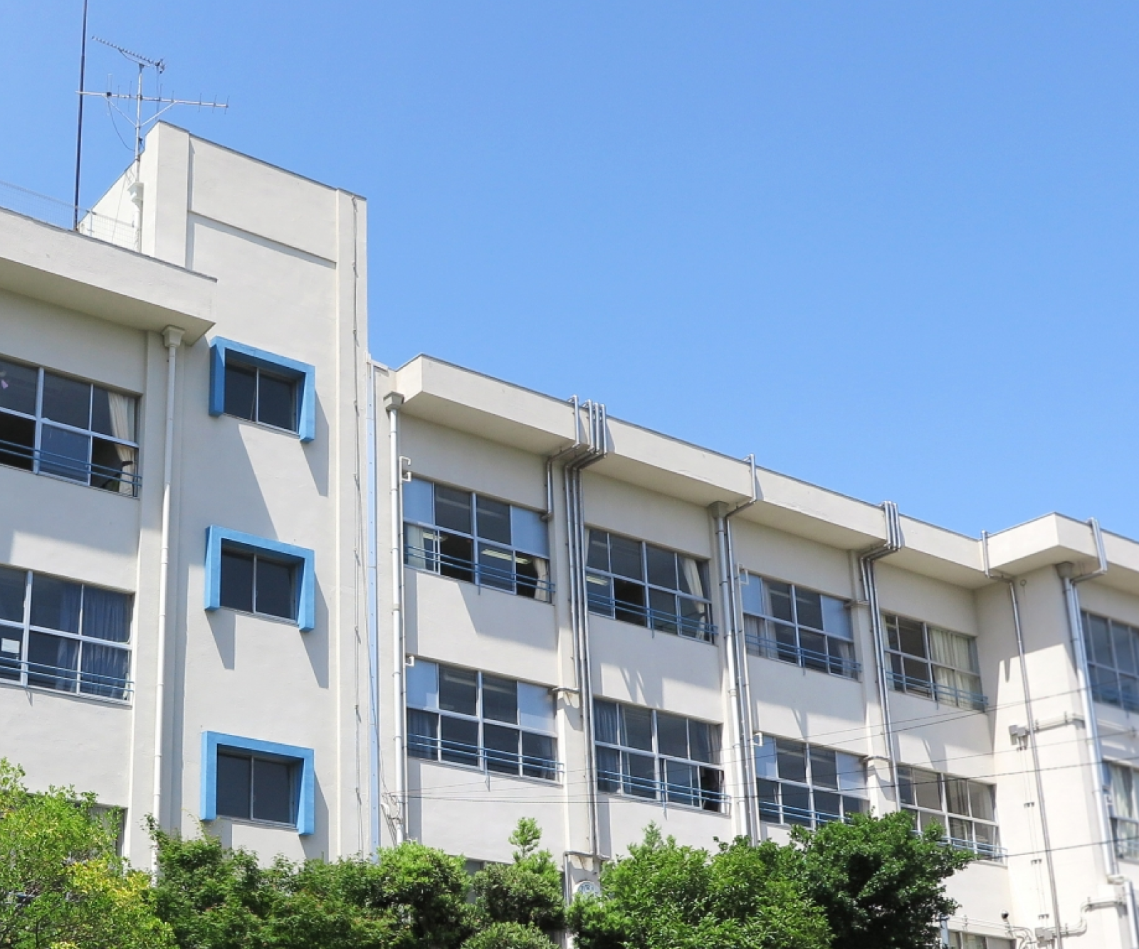 小・中学校の非常放送設備の更新工事を実施